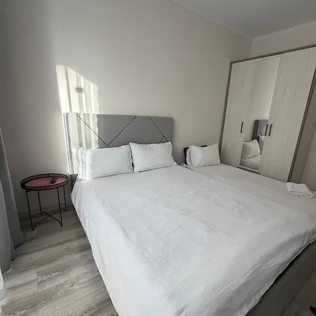 поряд дорослої і дитячої лікарні біля миколайчука, орлика * 利沃夫