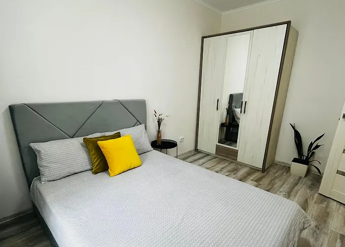 поряд дорослої і дитячої лікарні біля миколайчука, орлика * 利沃夫